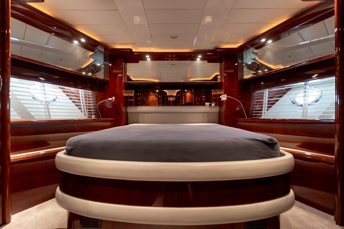 2003 Mochi Craft 77 