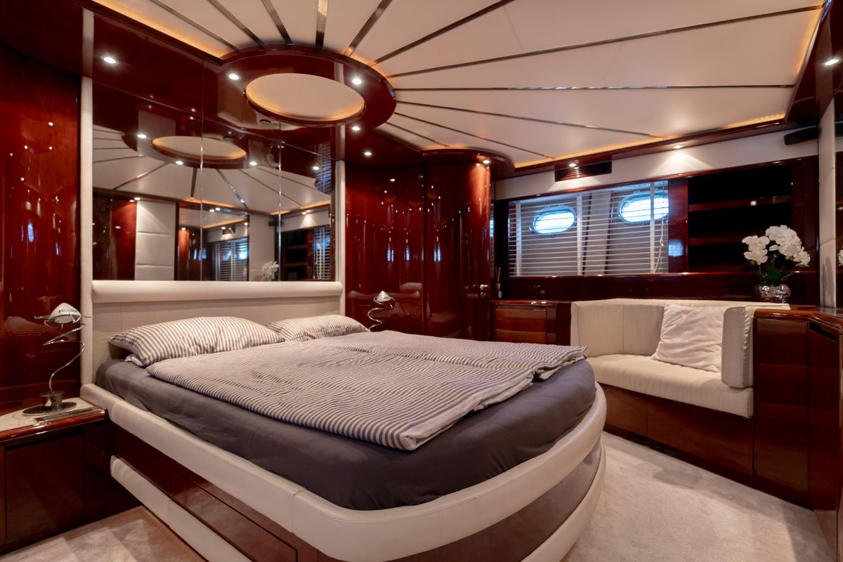 2003 Mochi Craft 77 
