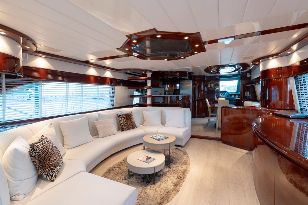 2003 Mochi Craft 77 