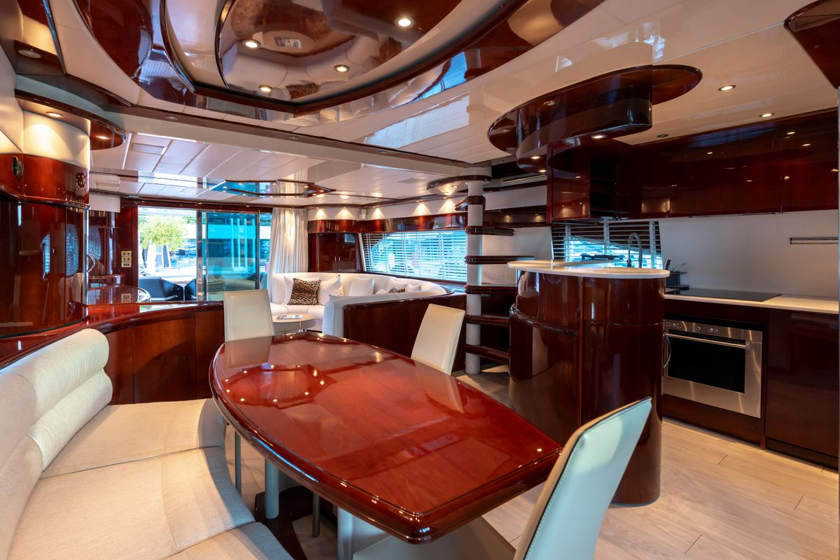 2003 Mochi Craft 77 