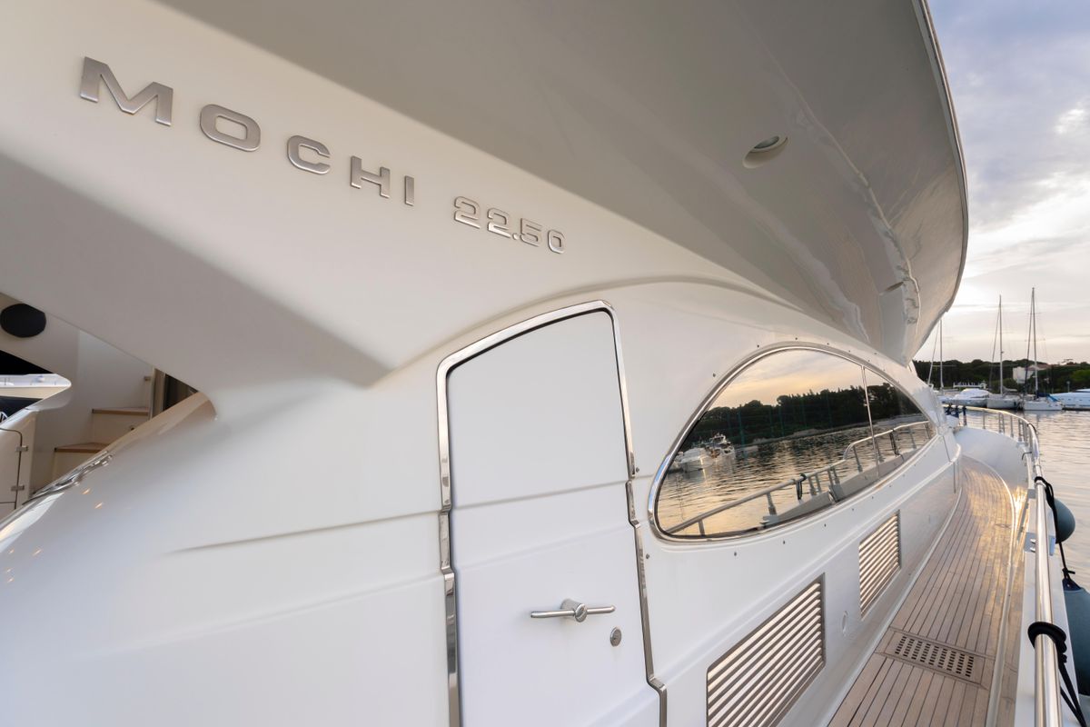 2003 Mochi Craft 77 