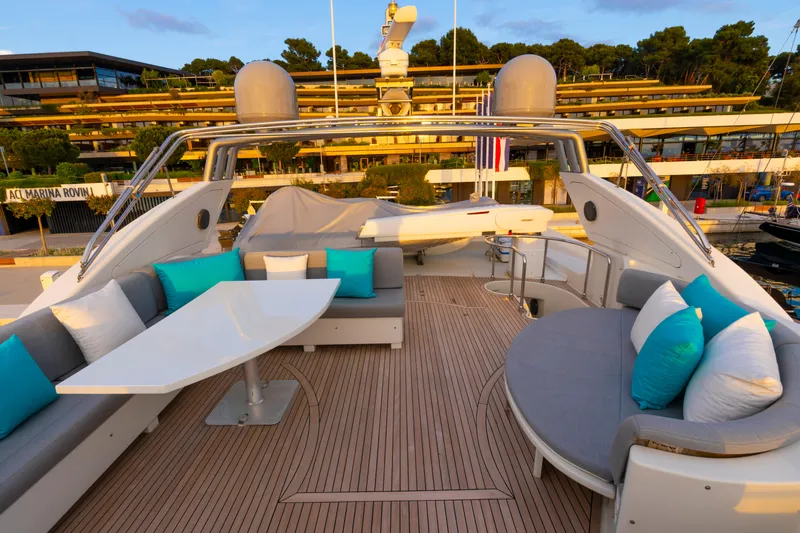 Cool Running Yacht Photos Pics Luxurious 2003 Mochi Craft 22.5 Axis yacht deck with elegant seating and modern design.