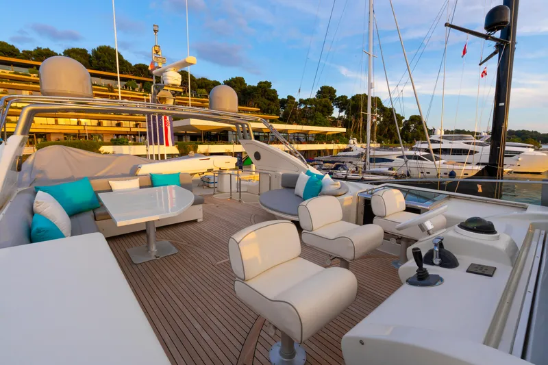 Cool Running Yacht Photos Pics Luxurious 2003 Mochi Craft 22.5 Axis yacht deck with seating and controls, docked at marina.