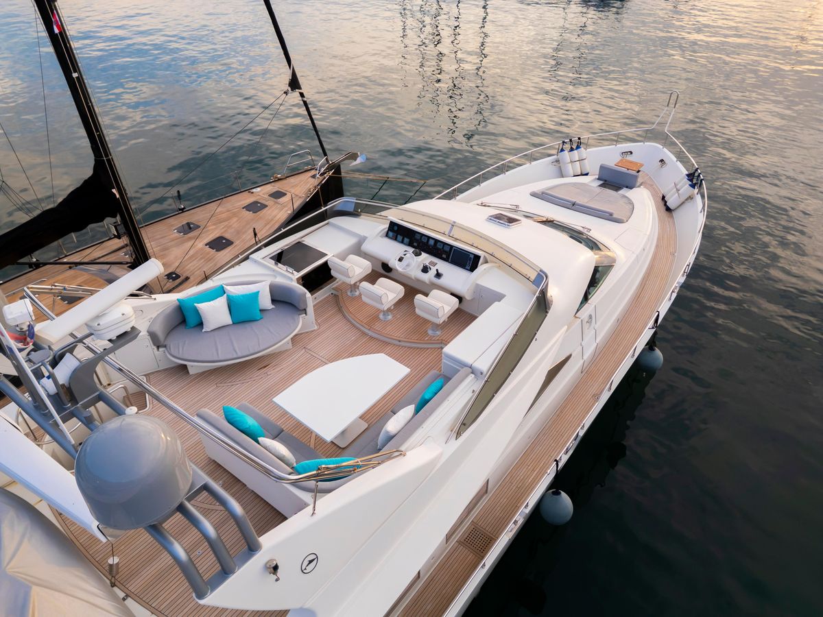 2003 Mochi Craft 77 