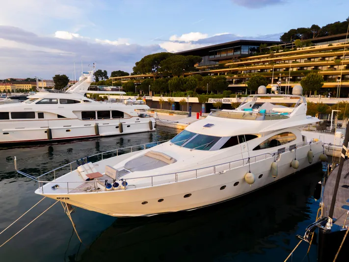 Cool Running Yacht Photos Pics 