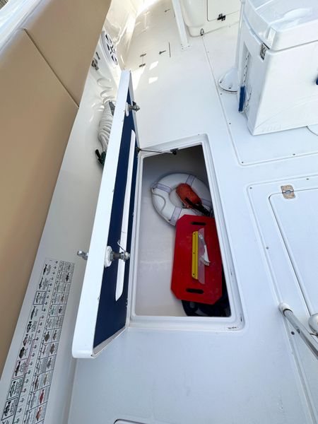 2005 Intrepid 370 Open
