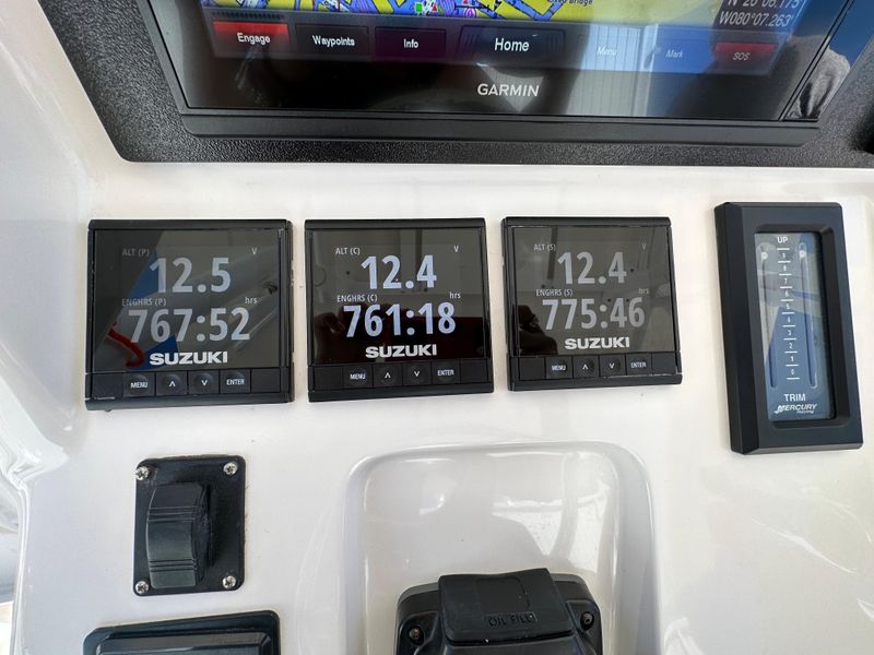 2005 Intrepid 370 Open