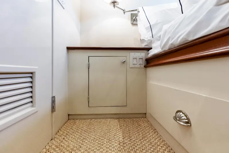 Chanticleer Yacht Photos Pics Interior of 1973 Burger 310C yacht, featuring a cozy cabin with storage and lighting.