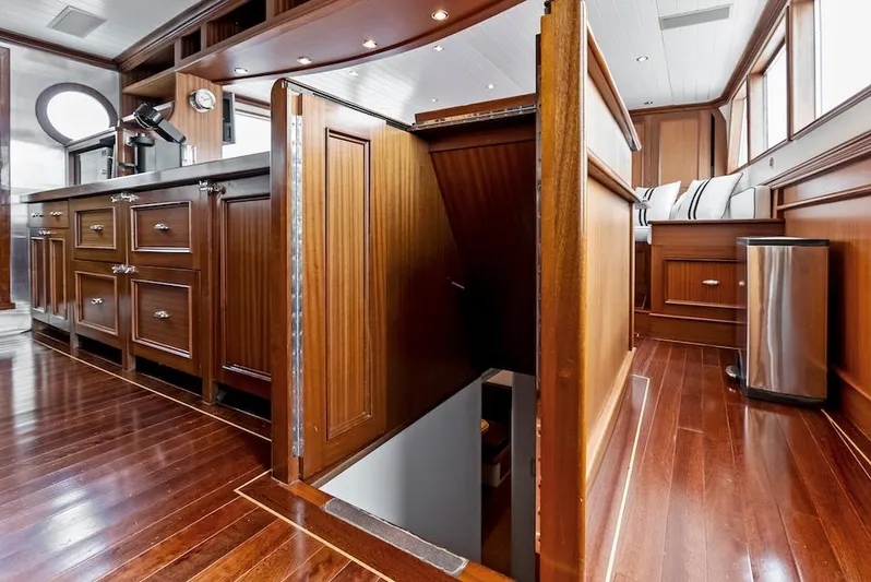 Chanticleer Yacht Photos Pics 