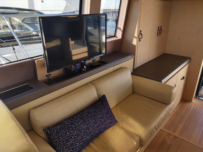 Blue Yacht Photos Pics Blue stbd settee from fwd