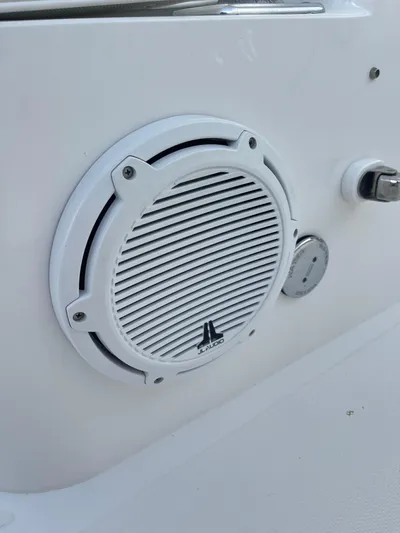 Last Resort Yacht Photos Pics White JL Audio speaker on 2013 Bahama Open Fisherman boat.