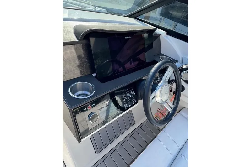  Yacht Photos Pics 2019 Sea Ray SDX 290 Outboard helm with steering wheel and control panel.