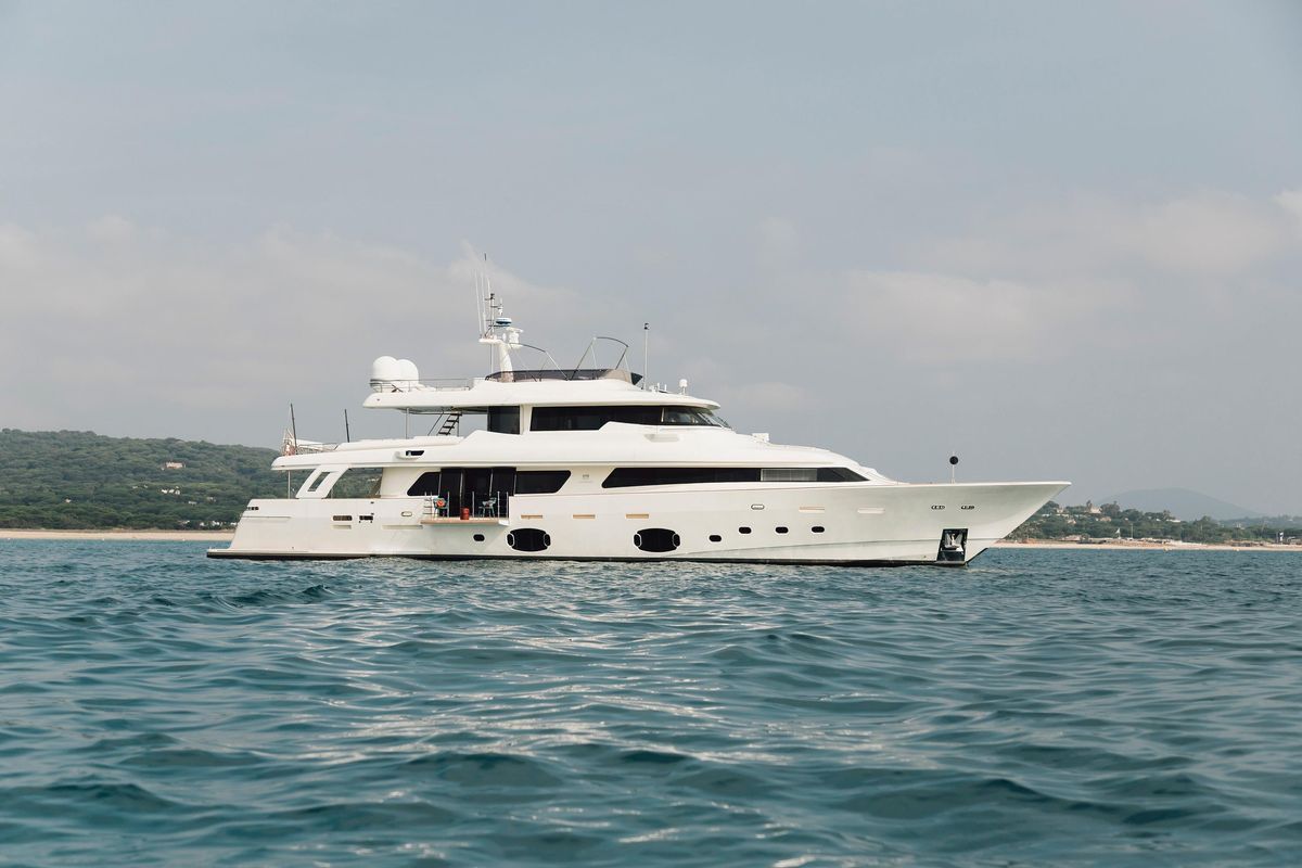 2013 Custom Line 107 