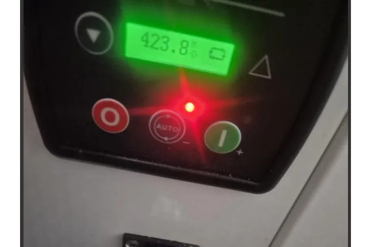 Catacha Yacht Photos Pics Control panel of Bali 4.6, 2022 model, displaying 423.8 with indicator lights.