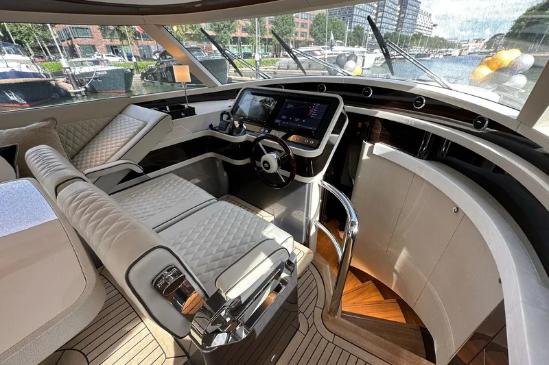 Baateaux Yacht Photos Pics Luxurious 2024 Zeelander 5 yacht interior with modern helm and plush seating.