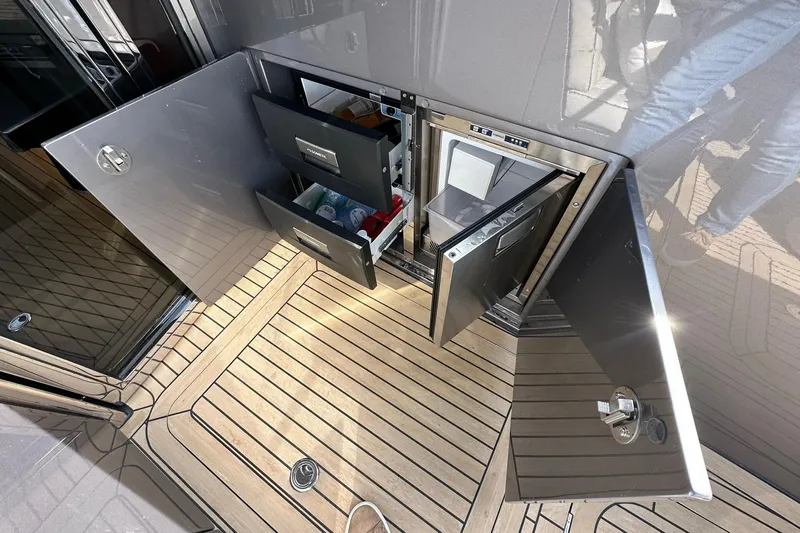 Baateaux Yacht Photos Pics 2024 Zeelander 5 yacht with open storage compartments on teak deck.
