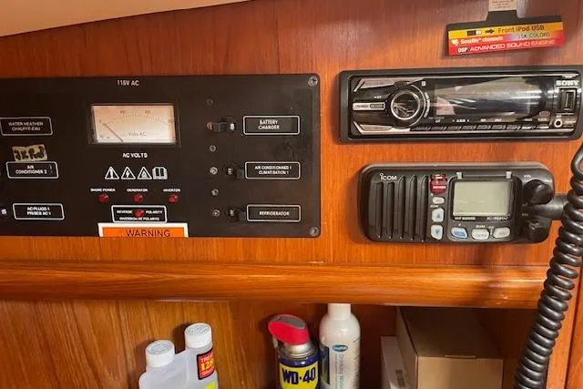 Ligera Yacht Photos Pics Control panel and radio equipment on 2002 Jeanneau Sun Odyssey 45.2 yacht.
