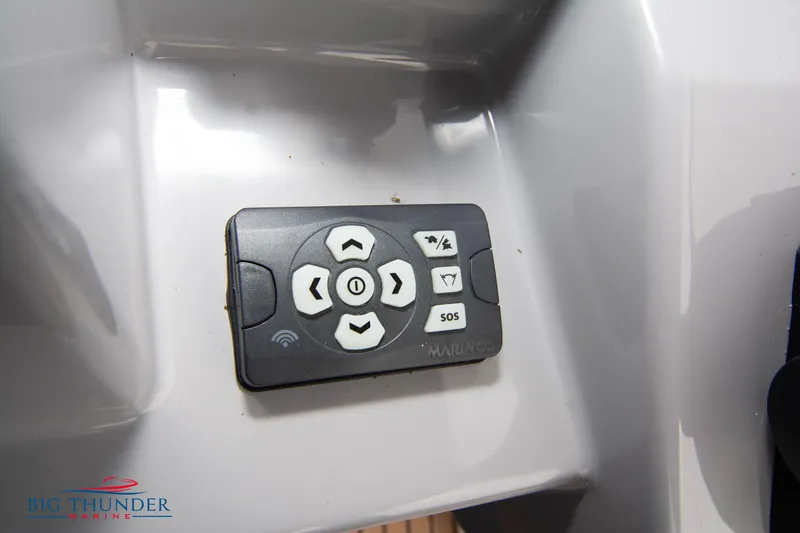  Yacht Photos Pics Remote control on Jeanneau Leader 9.0 WA 2024 boat dashboard.