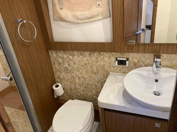  Yacht Photos Pics Master head