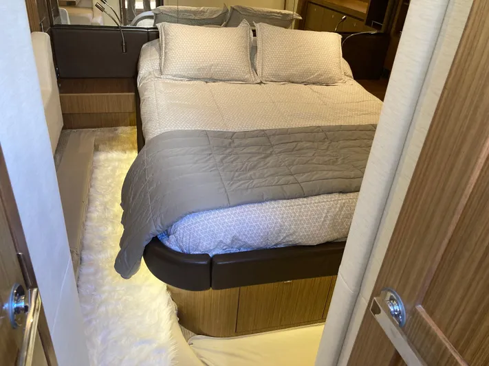  Yacht Photos Pics Master stateroom
