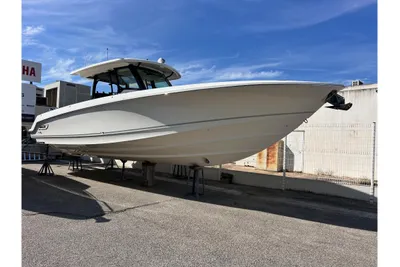 Boston Whaler 380 Outrage