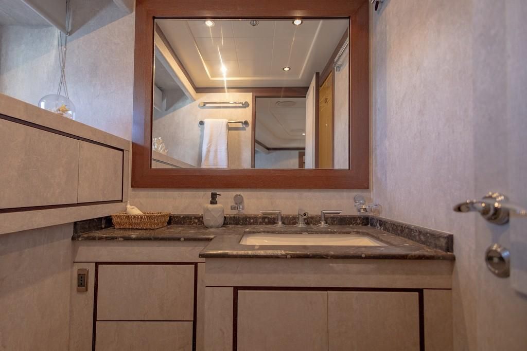2005 Mangusta 92 