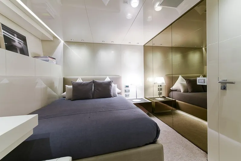 Musha Yacht Photos Pics Luxurious Sanlorenzo 579 yacht bedroom, modern design, mirrored wall, cozy bedding, elegant lighting.