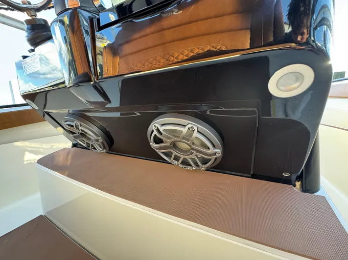  Yacht Photos Pics 2021 Scout 330 LXF boat speakers and console detail.