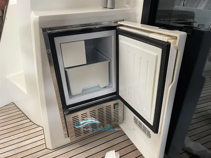  Yacht Photos Pics Prestige 460 frigo esterno
