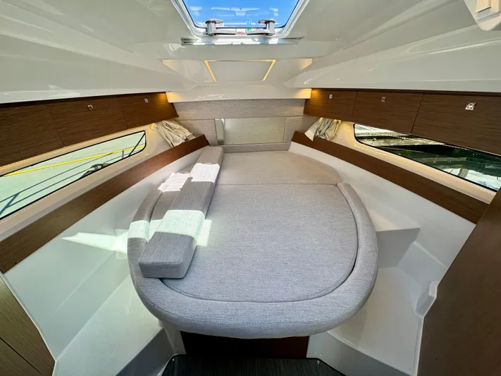 Pearl Yacht Photos Pics 2024 Jeanneau NC 895 cabin interior with modern design and comfortable seating.