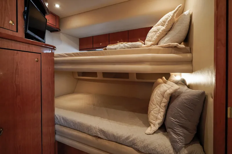  Yacht Photos Pics Interior cabin of 2000 Sea Ray 510 Sundancer with cozy bunk beds.