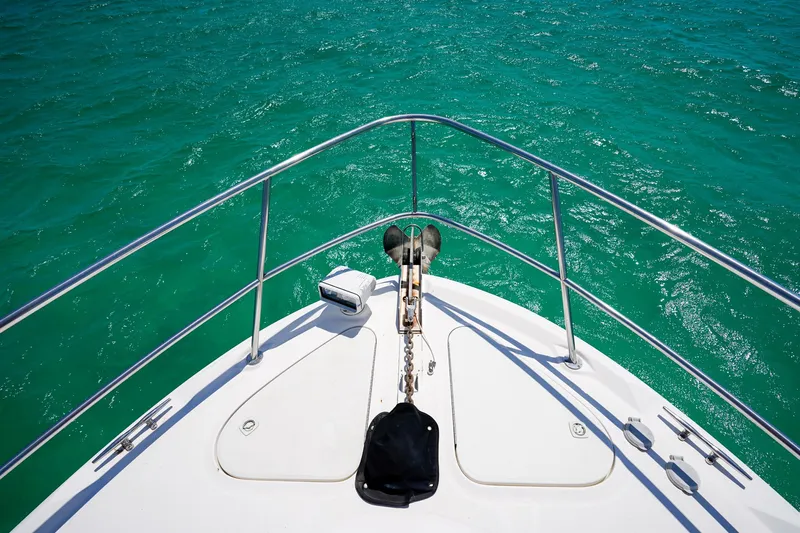  Yacht Photos Pics Bow of 2000 Sea Ray 510 Sundancer yacht on turquoise water.