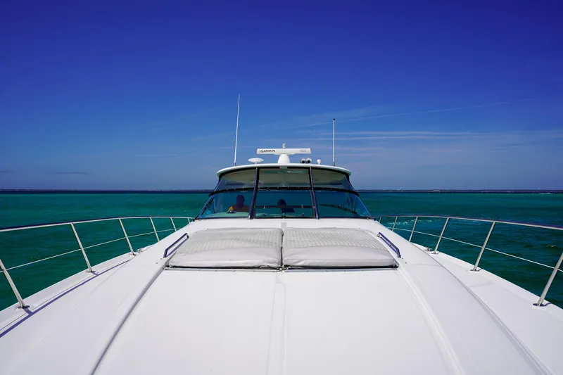  Yacht Photos Pics Sea Ray 510 Sundancer 2000 yacht cruising on turquoise waters under clear blue sky.