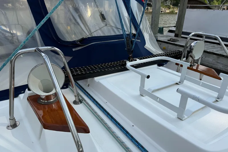 Nino Yacht Photos Pics Tartan 4100 sailboat deck, featuring stainless steel fittings and blue ropes, docked by the water.