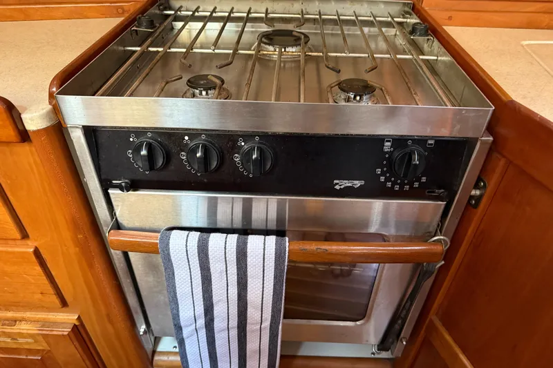 Nino Yacht Photos Pics Stainless steel stove with oven and striped towel, Tartan 4100, 2007 model.