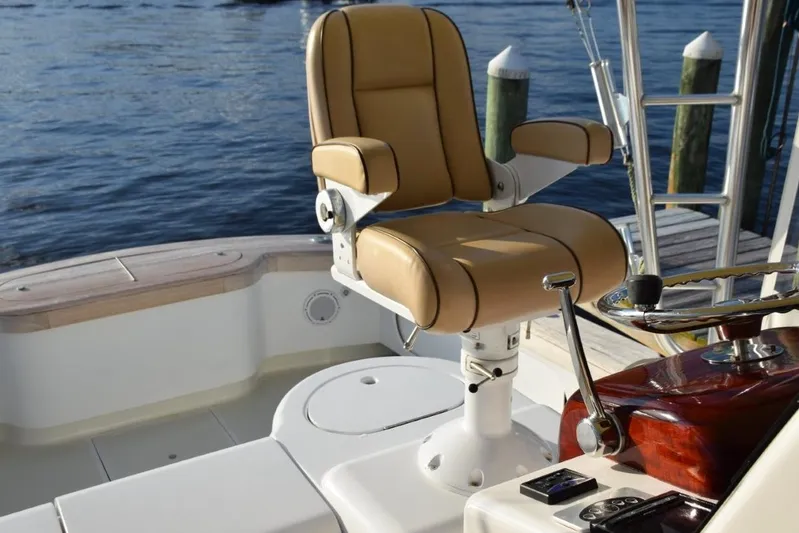 Osprey Yacht Photos Pics Fully adjustable Stidd helm chair with live well just behind.