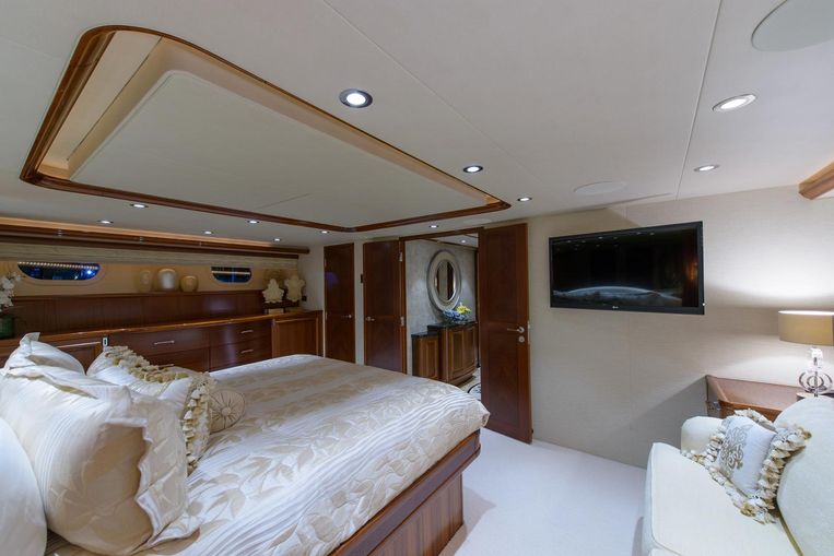 2013-112-westport-112-motor-yacht
