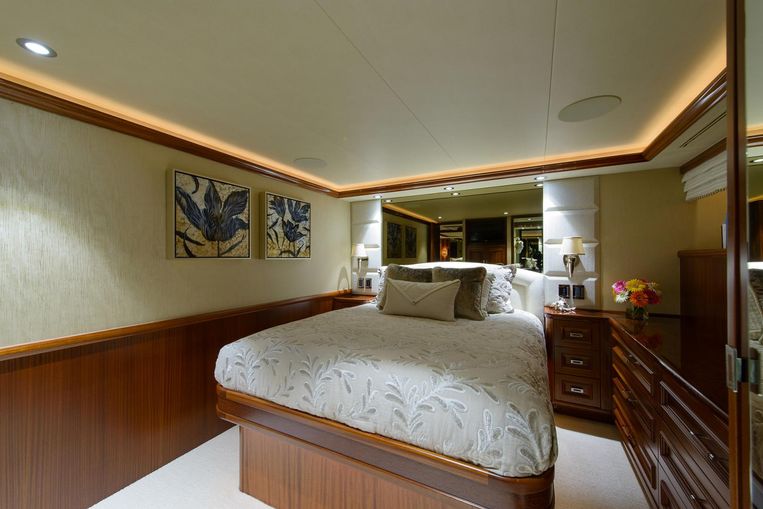 2013-112-westport-112-motor-yacht