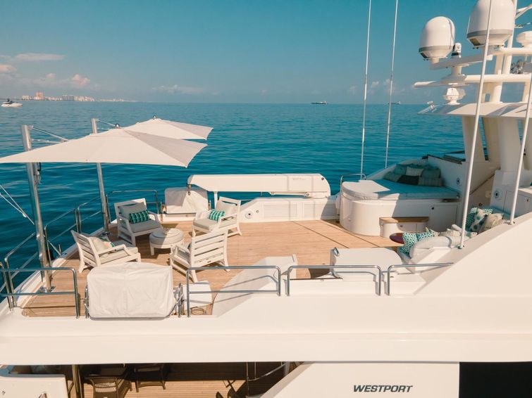 2013-112-westport-112-motor-yacht