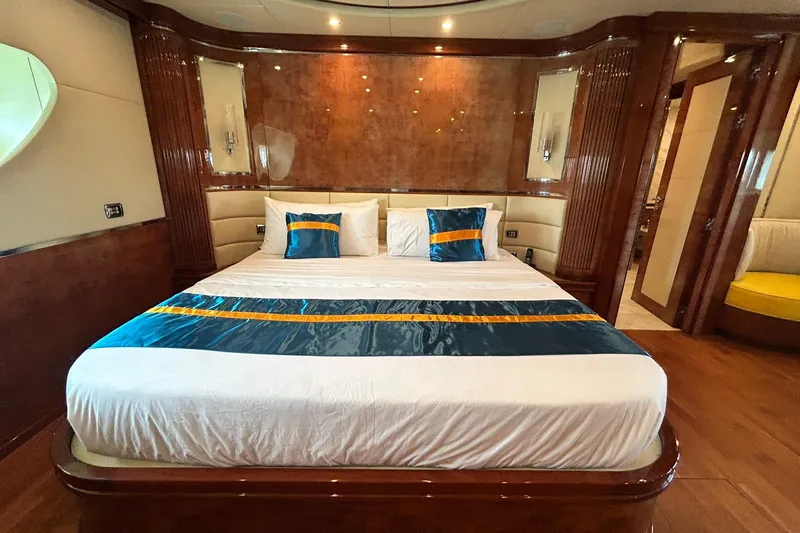 Sunshine Yacht Photos Pics Luxurious bedroom interior on 2010 Versilcraft Euroyacht Planet 125S Hardtop.