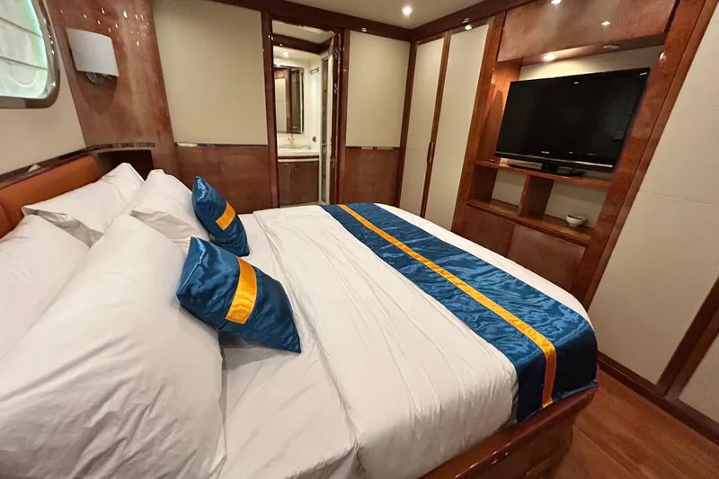 Sunshine Yacht Photos Pics Luxurious bedroom in 2010 Versilcraft Euroyacht Planet 125S, featuring elegant decor and modern amenities.