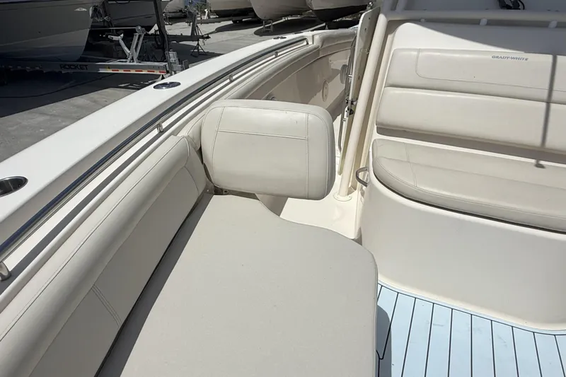 336-311 Brokerage Ron Yacht Photos Pics 2018 Grady-White Canyon 336 boat interior with white cushioned seating.