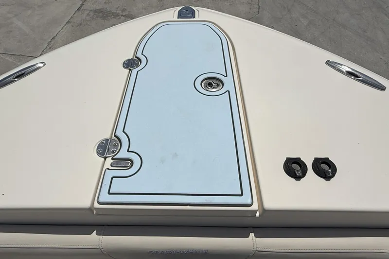 336-311 Brokerage Ron Yacht Photos Pics 2018 Grady-White Canyon 336 boat deck with storage hatch and fittings.