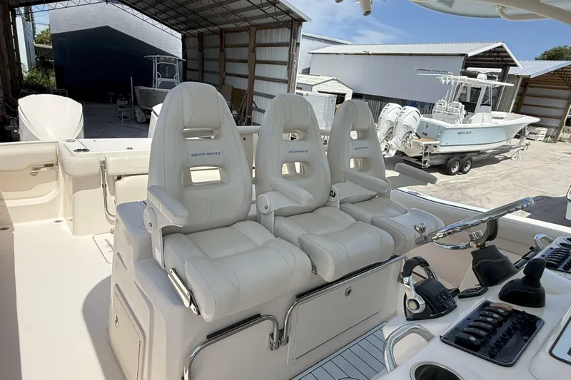 336-311 Brokerage Ron Yacht Photos Pics 2018 Grady-White Canyon 336 boat interior with three white captain's chairs.
