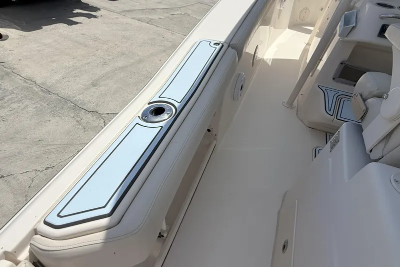 336-311 Brokerage Ron Yacht Photos Pics 2018 Grady-White Canyon 336 boat interior with seating and deck details.
