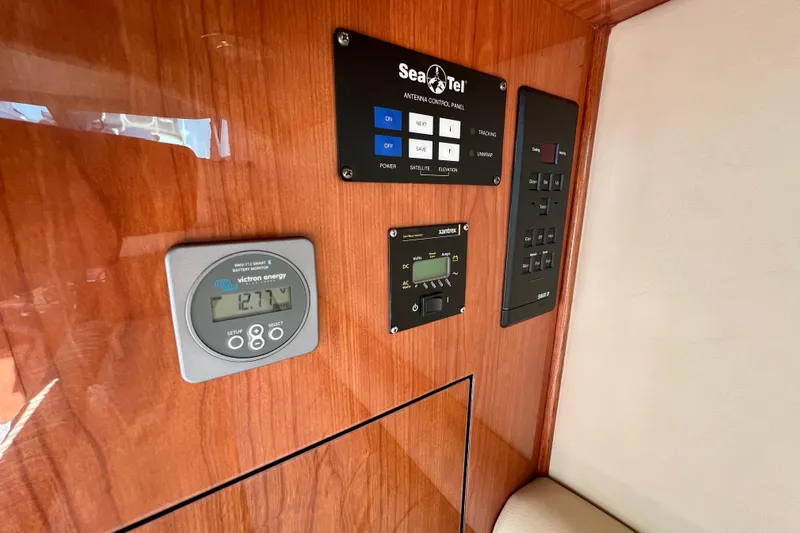 Get Nuts Yacht Photos Pics Control panel of a 2000 Sea Ray 400 Sedan Bridge yacht interior.