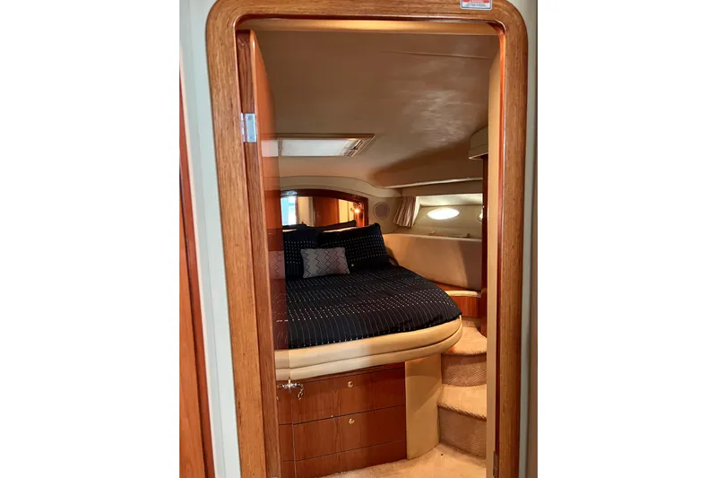 Get Nuts Yacht Photos Pics Luxurious cabin interior of 2000 Sea Ray 400 Sedan Bridge yacht.