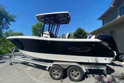 Robalo R230 Center Console