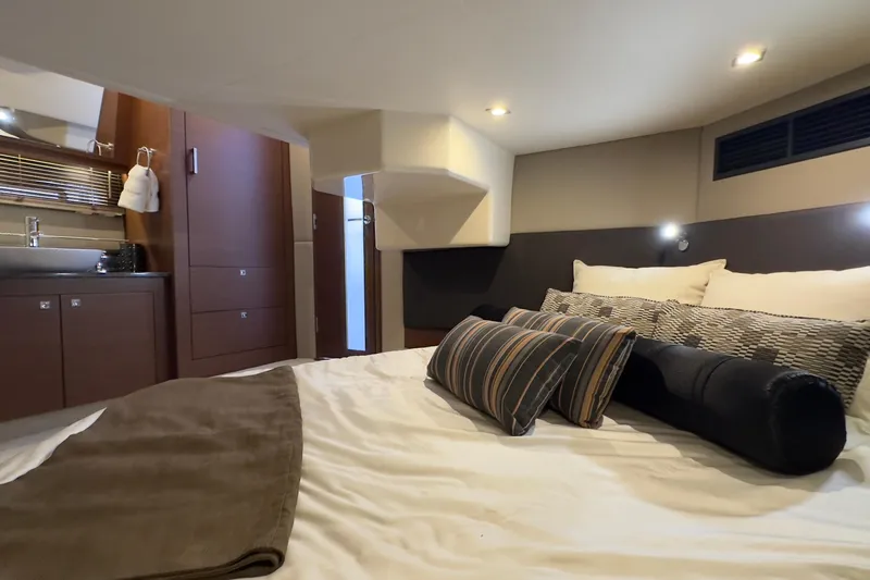 Baby Pie Yacht Photos Pics Luxurious interior cabin of 2016 Sea Ray 470 Sundancer yacht with cozy bedding.