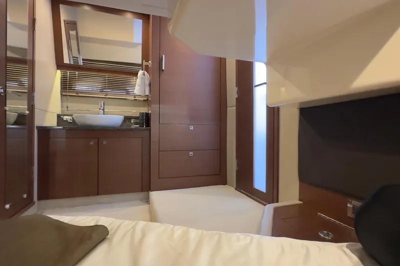 Baby Pie Yacht Photos Pics Luxurious interior of 2016 Sea Ray 470 Sundancer yacht with modern bathroom design.